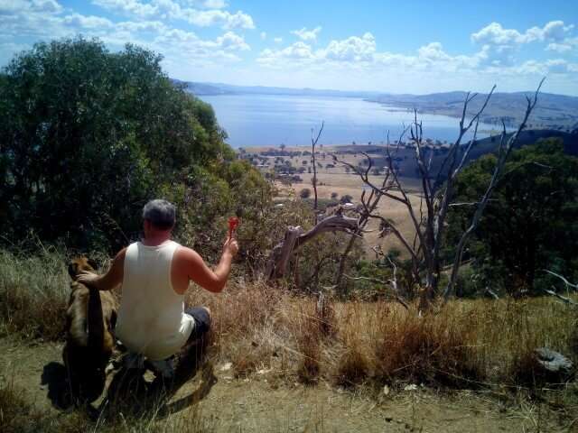 Lake Hume Aussie house sitters full time caravanning Farm sit