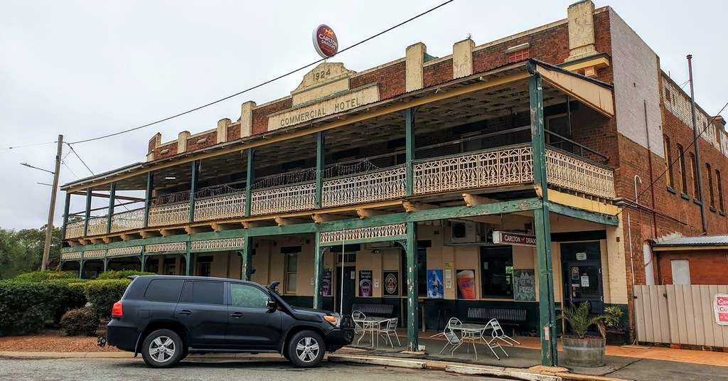 The Commercial Hotel Barellan New South Wales has FREE camping for patrons.