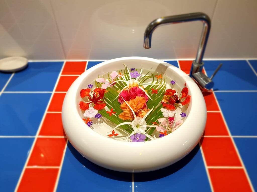 beautiful fresh flower arrangement in the sink at Tropicana Caravan Park Sarina Qld