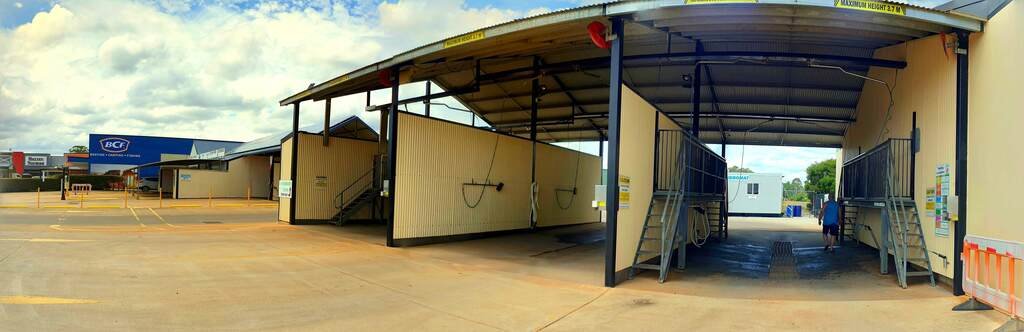 Kingaroy car and dog wash. caravan roof cleaning with ladder to get up.